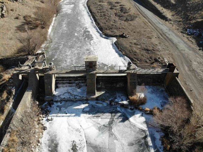 Kars’ta Soğuktan Hes Barajı Dondu