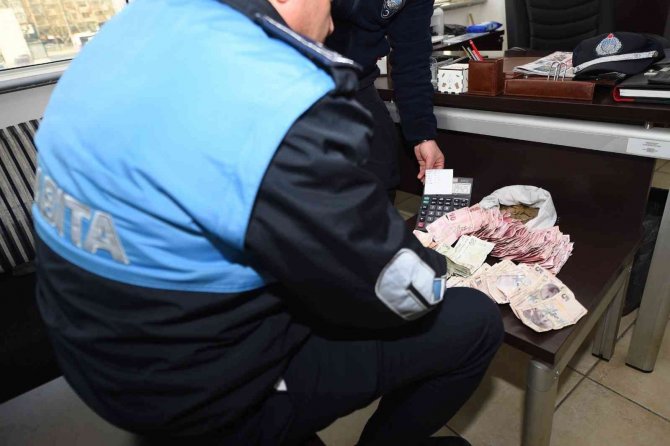 Zabıta Ekiplerinin Yakaladığı 5 Dilencinin Üzerinden 3 Bin Lira Çıktı