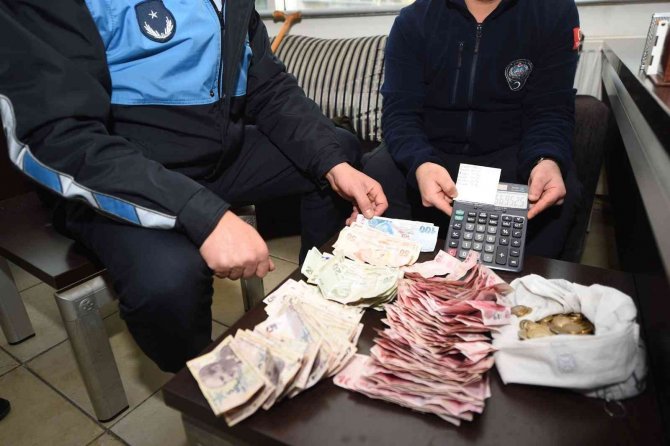 Zabıta Ekiplerinin Yakaladığı 5 Dilencinin Üzerinden 3 Bin Lira Çıktı