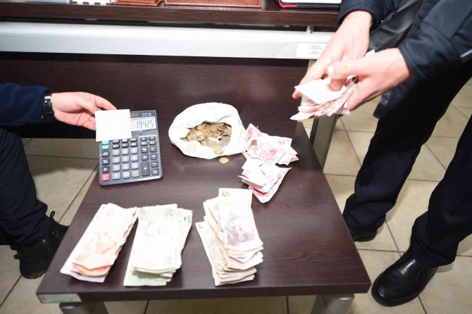 Zabıta Ekiplerinin Yakaladığı 5 Dilencinin Üzerinden 3 Bin Lira Çıktı