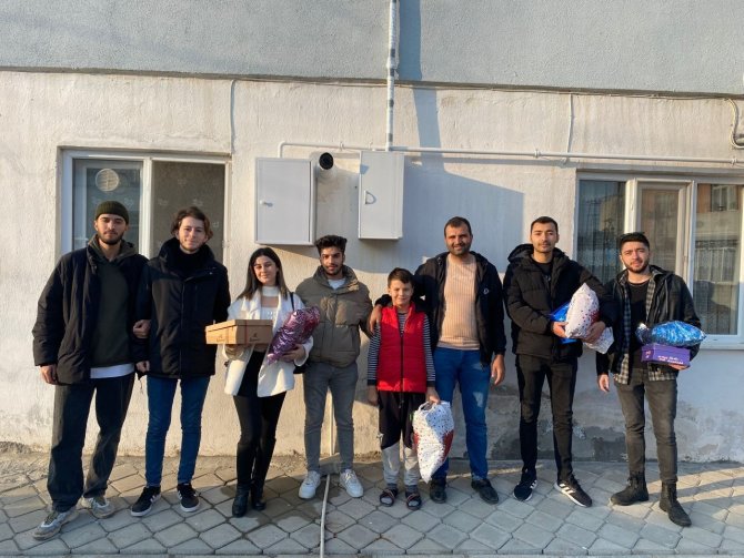 Üniversiteli Öğrencilerden İhtiyaçlı Çocuklara Kış Desteği