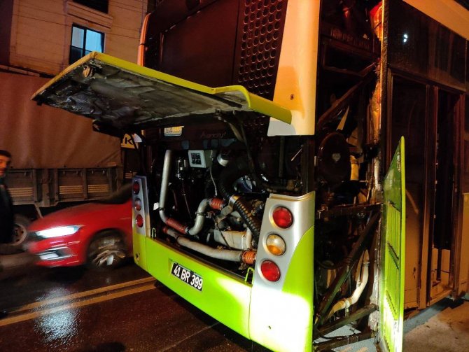 Belediye Otobüsünün Motorunda Çıkan Yangın Korkuttu