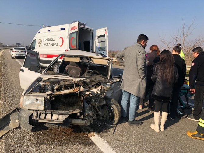 Tekeri Kopan Otomobil Karşı Şeride Geçti: 1 Yaralı