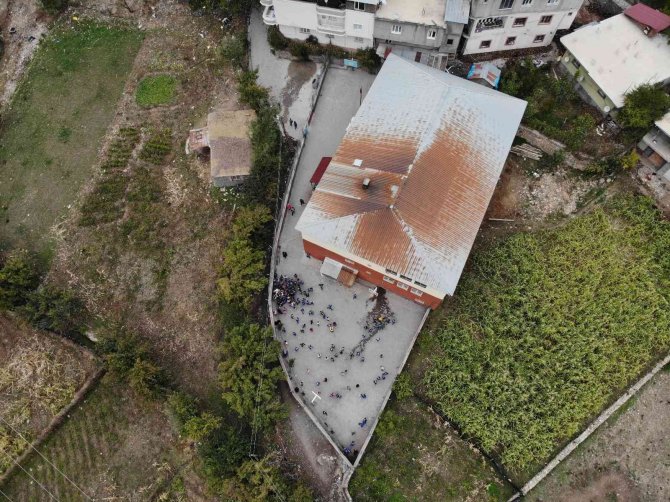 Uludere’de Bu Okulda Hala ’Mavi Önlük’ Geleneği Sürdürülüyor