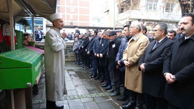 Evinde Ölü Bulunan Kadın Toprağa Verildi