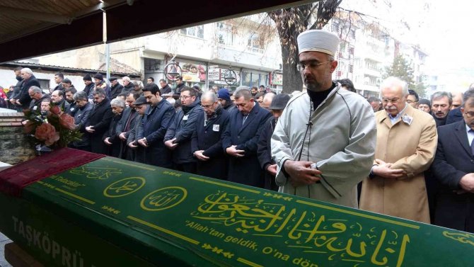 Evinde Ölü Bulunan Kadın Toprağa Verildi