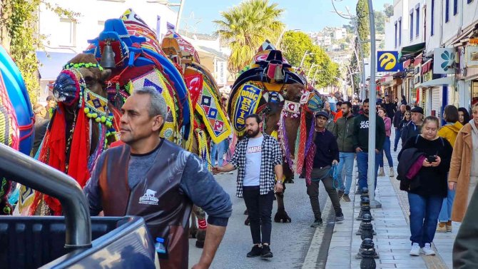 Bodrum’da Develi Kortej Yürüyüşü Renkli Görüntüler Oluşturdu
