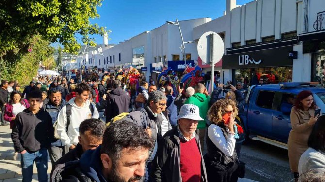 Bodrum’da Develi Kortej Yürüyüşü Renkli Görüntüler Oluşturdu