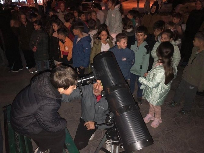 Öğrenciler Teleskopla Ay Ve Gezegenleri Gözlemledi