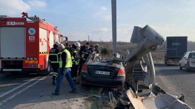 Otomobil Bariyerlere Ok Gibi Saplandı, Sürücü Araçtan Sağ Salim Çıktı