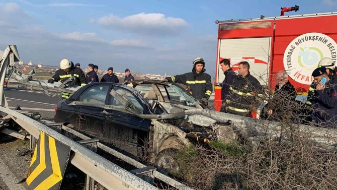 Otomobil Bariyerlere Ok Gibi Saplandı, Sürücü Araçtan Sağ Salim Çıktı