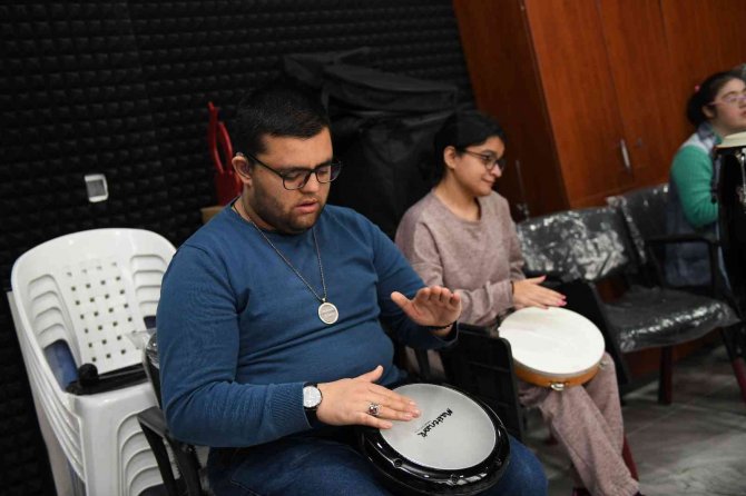 Özel Bireyler, Müzik Kursunda Kendilerini Geliştiriyor