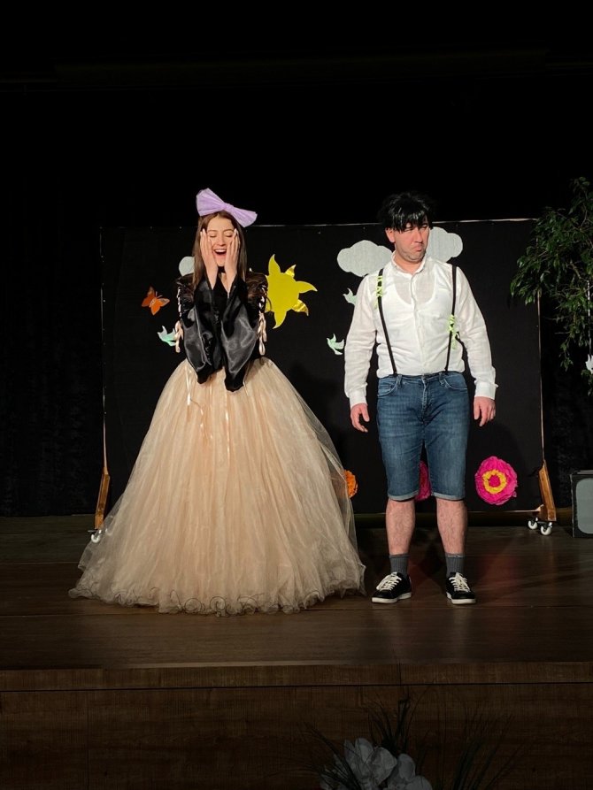 Sahne Tiyatrosu, Erzincan’da 2023 Yılının İlk Tiyatro Perdesini Çocuklar İçin Açtı