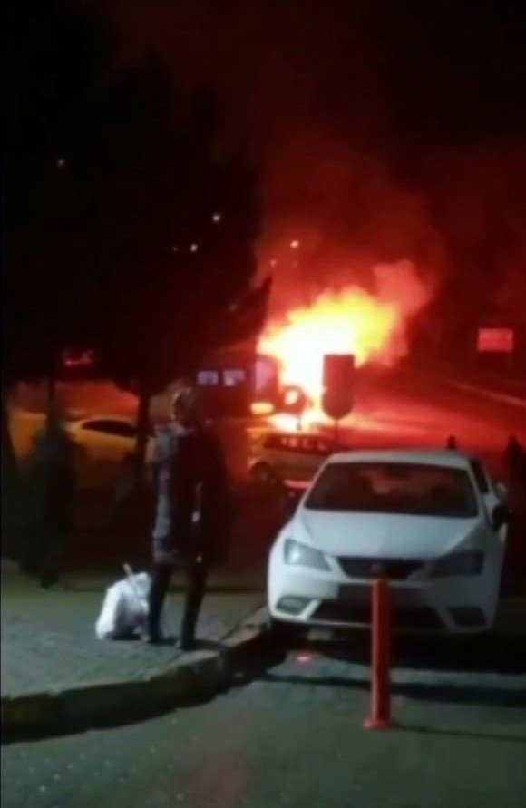 Sakarya’da Hastane Önünde Minibüs Alev Topuna Döndü