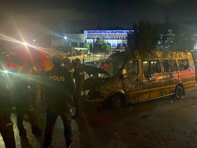 Sakarya’da Hastane Önünde Minibüs Alev Topuna Döndü