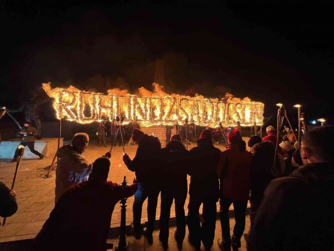 Sarıkamış Şehitleri İçin 10 Binlerce Kişi Meşalelerle Yürüdü