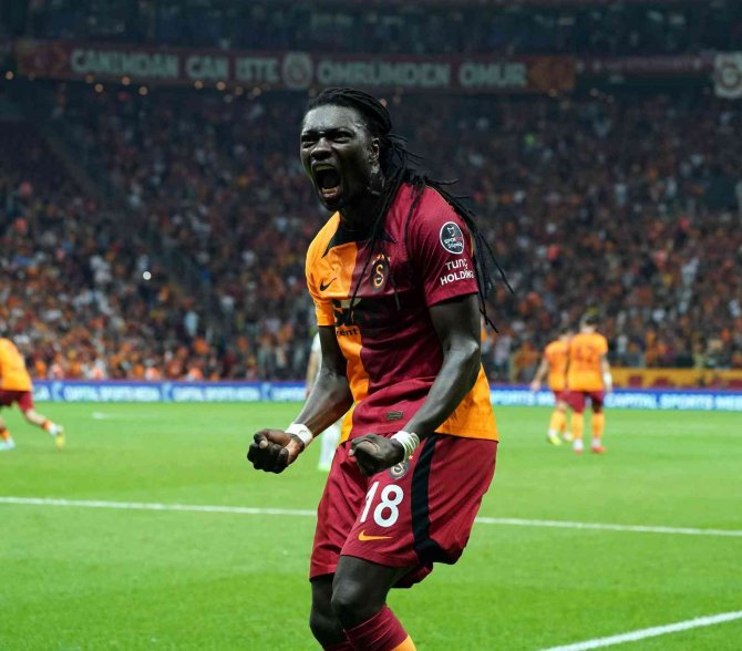 Galatasaray’da Gomis, Fenerbahçe’de Valencia