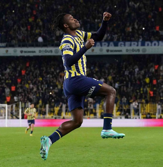 Galatasaray’da Gomis, Fenerbahçe’de Valencia