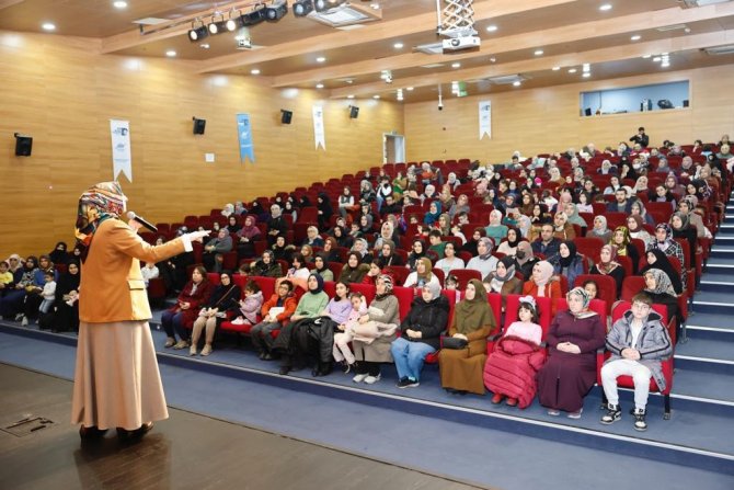 Merve Gülcemal, Sultangazi’de Çocuklara Verilmesi Gereken Manevi Değerleri Anlattı