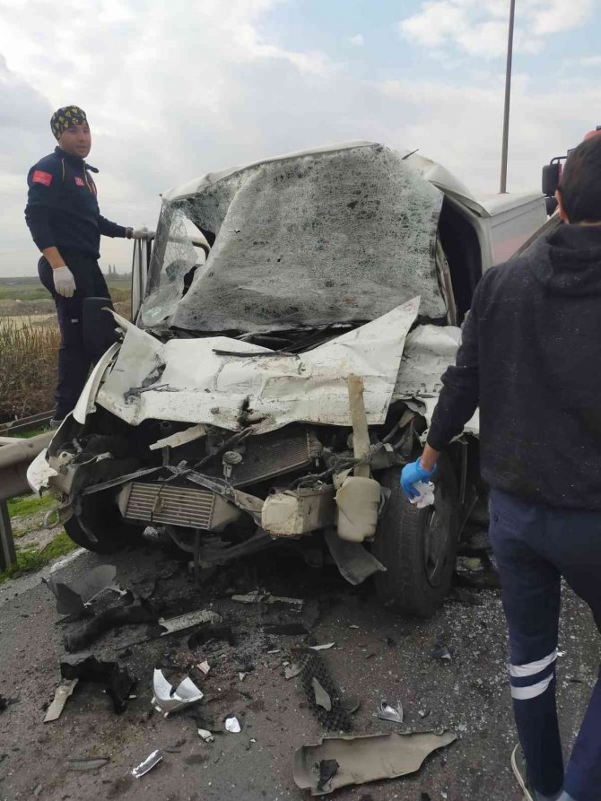 Tıra Arkadan Çarpan Sürücü Yaralı Kurtuldu