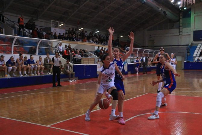Tkbl: İ̇zmit Belediyespor: 93 - Emlak Konut Gelişim: 81