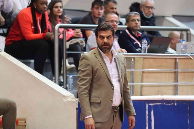 Tkbl: İ̇zmit Belediyespor: 93 - Emlak Konut Gelişim: 81