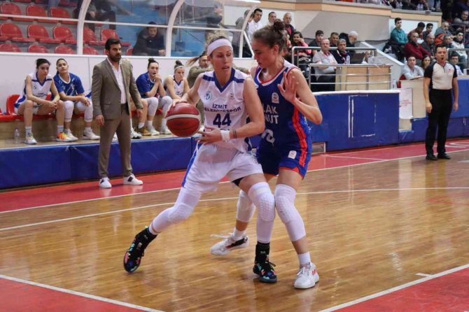 Tkbl: İ̇zmit Belediyespor: 93 - Emlak Konut Gelişim: 81
