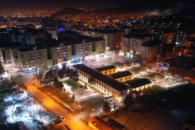 İ̇çerisinde 60 Bin Kitap Bulunan Halk Kütüphanesi Işıl Işıl Oldu