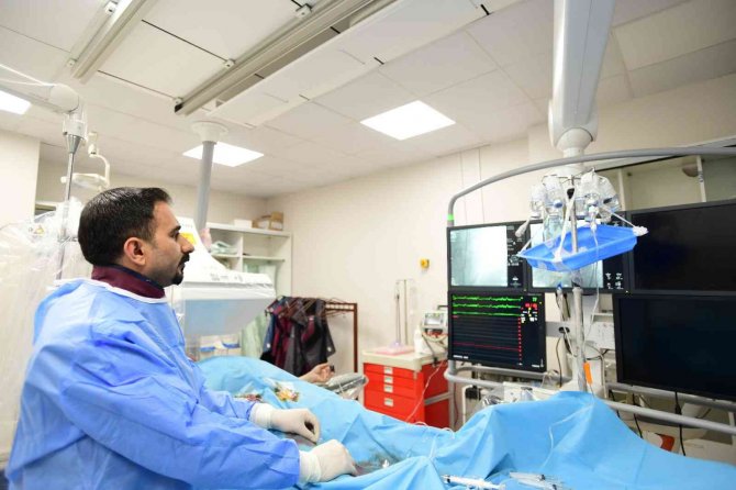 Van’da İlk Kez Kireçli Kalp Damarı ‘Rotablator’ İle Temizlenerek Tedavi Edildi