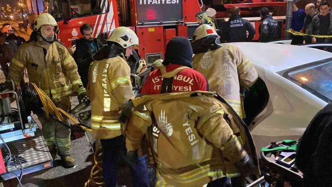Zeytinburnu’nda Tramvay İle Otomobil Çarpıştı: 1 Kişi Yaralandı, Seferler Durdu