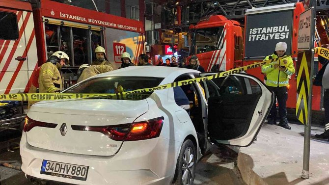 Zeytinburnu’nda Tramvay İle Otomobil Çarpıştı: 1 Kişi Yaralandı, Seferler Durdu