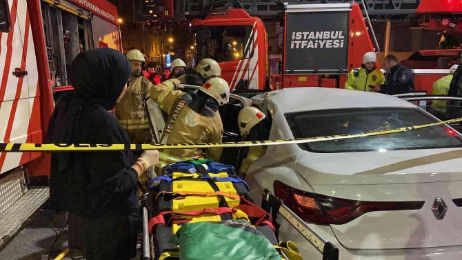 Zeytinburnu’nda Tramvay İle Otomobil Çarpıştı: 1 Kişi Yaralandı, Seferler Durdu