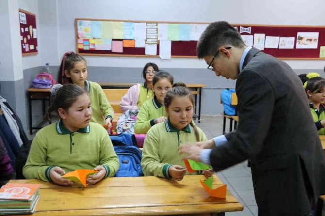 Japonya’dan Gelip Öğrencilere Origami Sanatını Öğretti