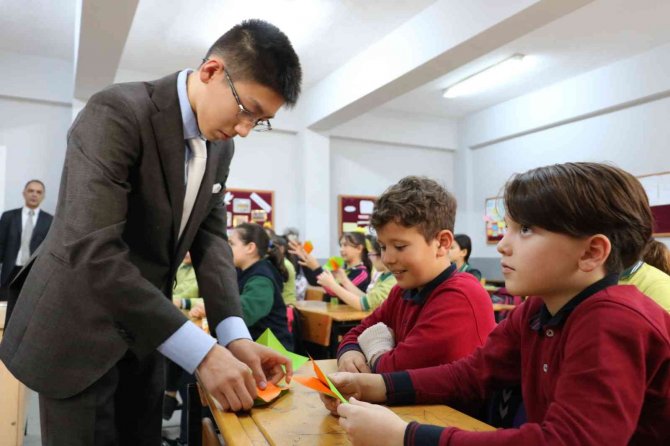 Japonya’dan Gelip Öğrencilere Origami Sanatını Öğretti
