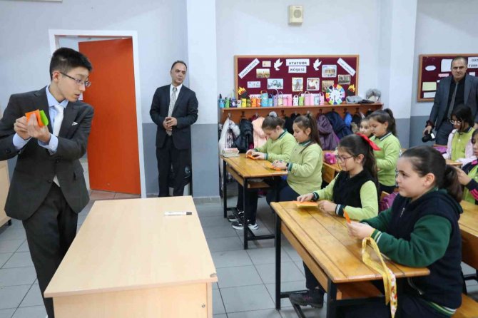 Japonya’dan Gelip Öğrencilere Origami Sanatını Öğretti