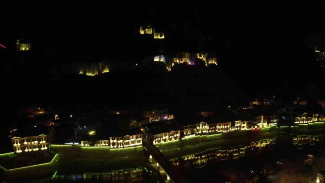 Amasya’da Tarihi Restorasyon Tamamlandı, Işıklandırma Yenilendi: Görenler ‘Rüya Şehir’ Diyor