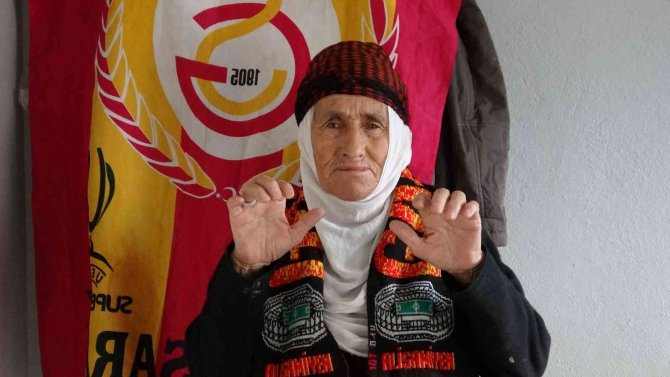 78 Yaşındaki Kadriye Teyzenin Galatasaray Tutkusu