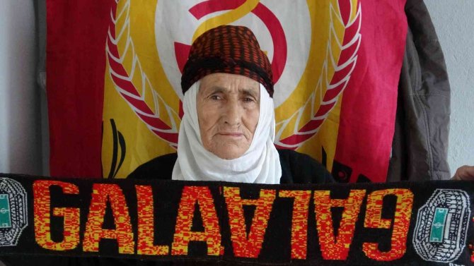 78 Yaşındaki Kadriye Teyzenin Galatasaray Tutkusu