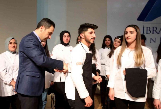 Ai̇çü Gastronomi Bölümü Öğrencileri İ̇çin “Önlük Giyme” Töreni Düzenlendi