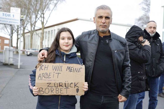 Almanya’da İşten Çıkarılan Türk İşçilerden Eylem