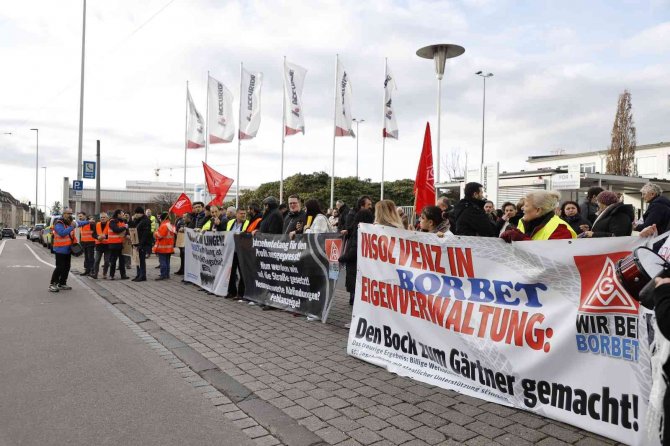 Almanya’da İşten Çıkarılan Türk İşçilerden Eylem