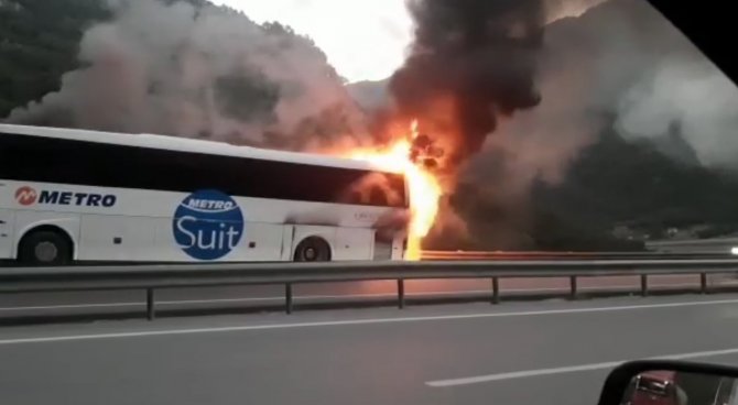 Seyir Halindeki Yolcu Otobüsü Alev Alev Yandı