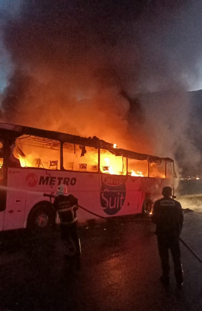 Seyir Halindeki Yolcu Otobüsü Alev Alev Yandı