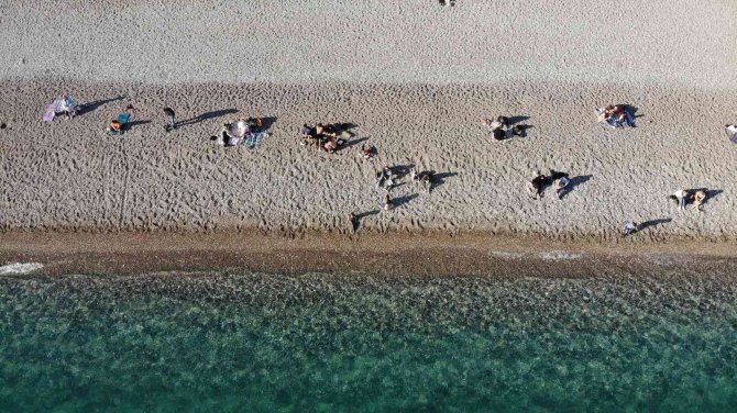 Son Yılların En Sıcak Ocak Ayında Vatandaşlar Konyaaltı Sahiline Akın Etti