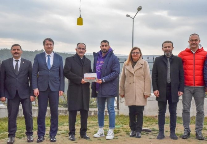 Rektör Beydemir, Erkek Futbol Takımını Sporcularını Kutladı