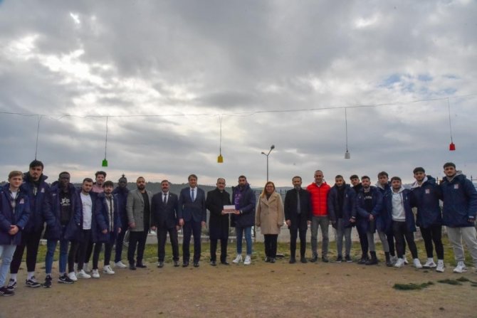 Rektör Beydemir, Erkek Futbol Takımını Sporcularını Kutladı
