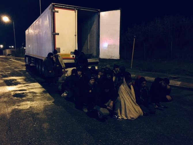 Dorsenin Gizli Bölmesinde Saklanan 24 Göçmen Yakalandı