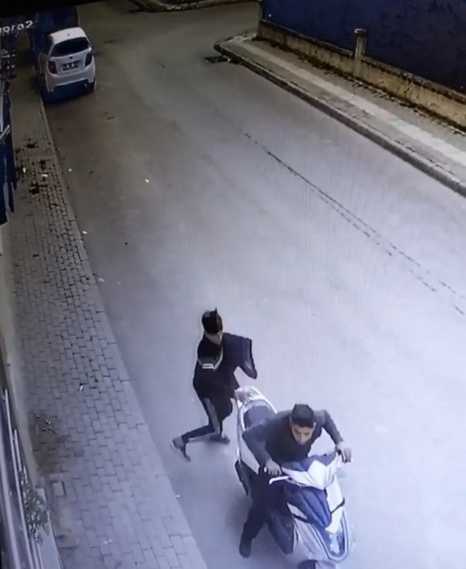 Bursa’da Motosikletli Çamaşır Hırsızları Kamerrada