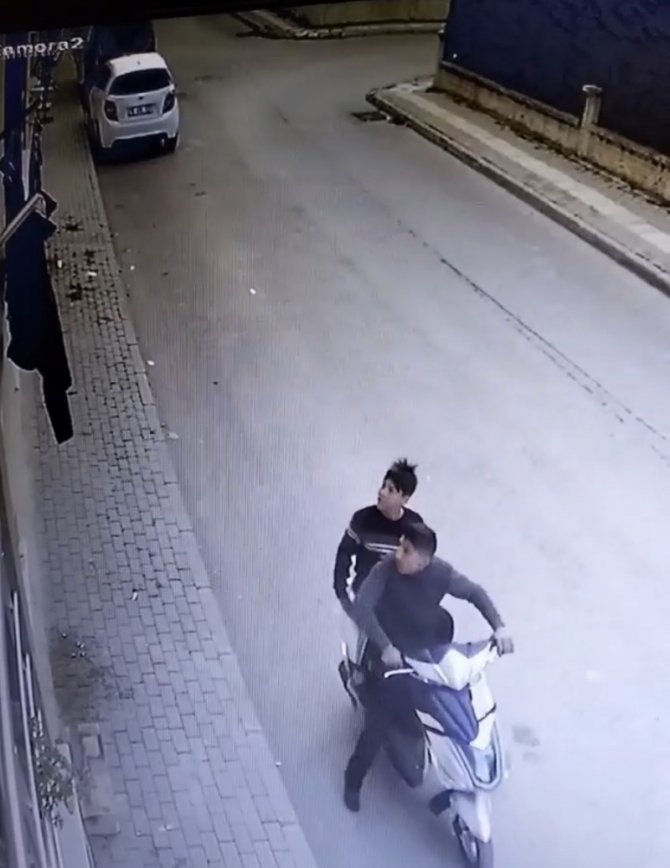 Bursa’da Motosikletli Çamaşır Hırsızları Kamerrada