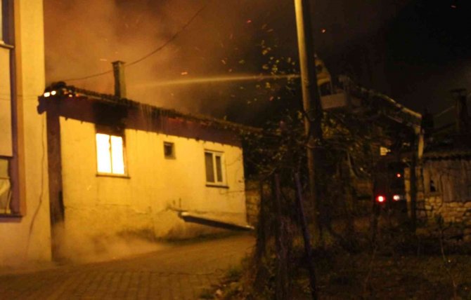Terzialan’da Müstakil Ev Alev Alev Yandı
